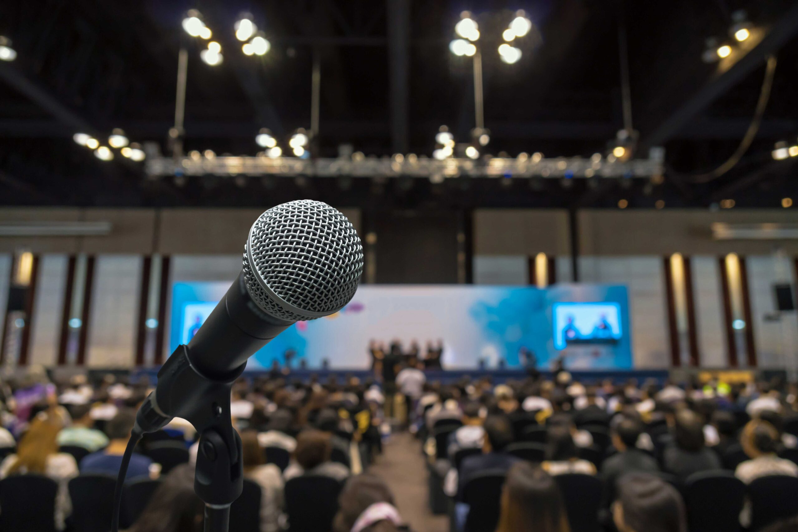 microphone-with-abstract-blurred-photo-of-conferen-2022-12-16-03-22-14-utc